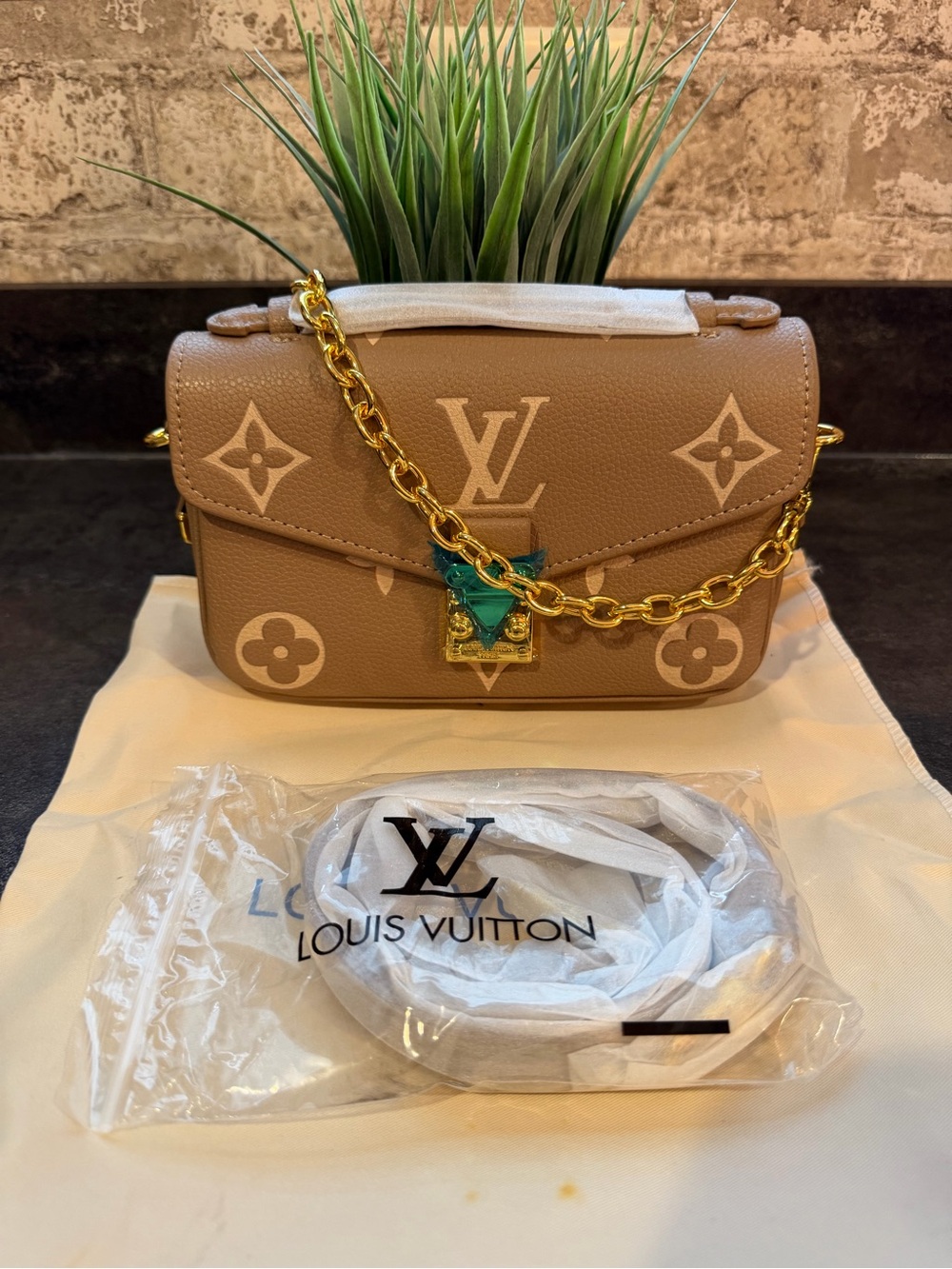 Louis Vuitton Pochette Métis East-West